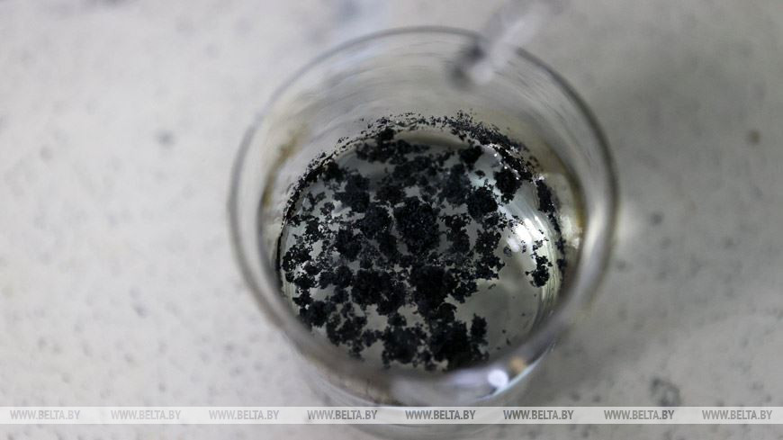 Один грамм графеноподобного вещества абсорбирует до 100 граммов нефти