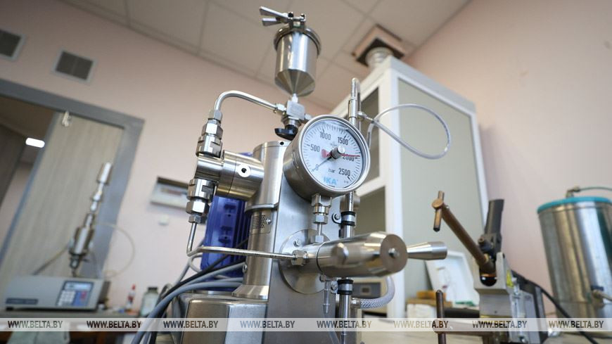 В лаборатории под руководством Владимира Новикова создали экспериментальный реактор для синтеза графена