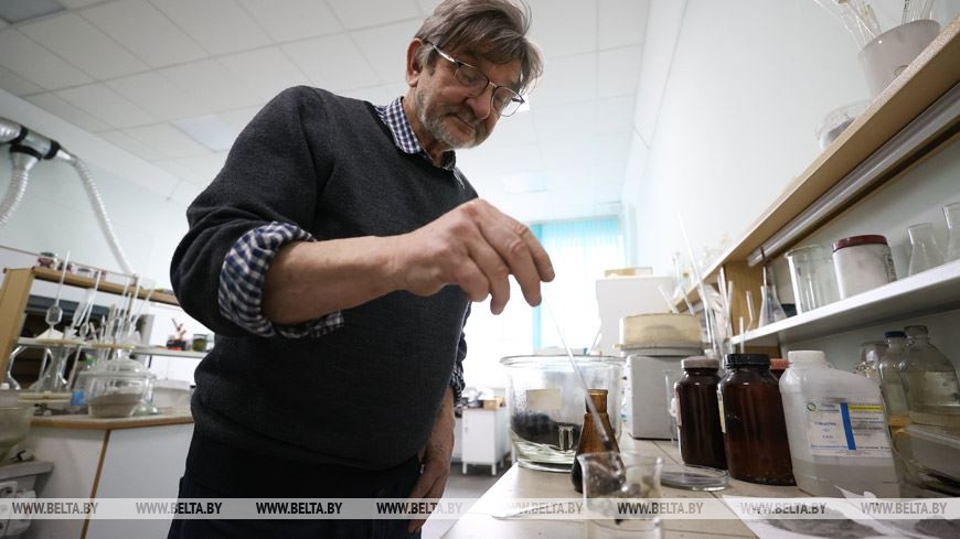 Один грамм графеноподобного вещества абсорбирует до 100 граммов нефти