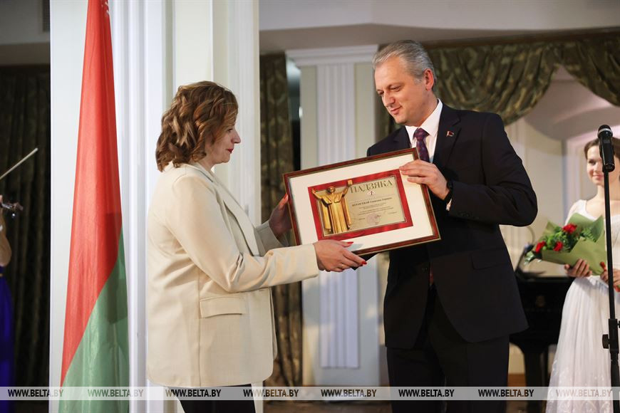 Заместитель министра информации Игорь Бузовский во время награждения Заместитель министра информации Игорь Бузовский во время награждения