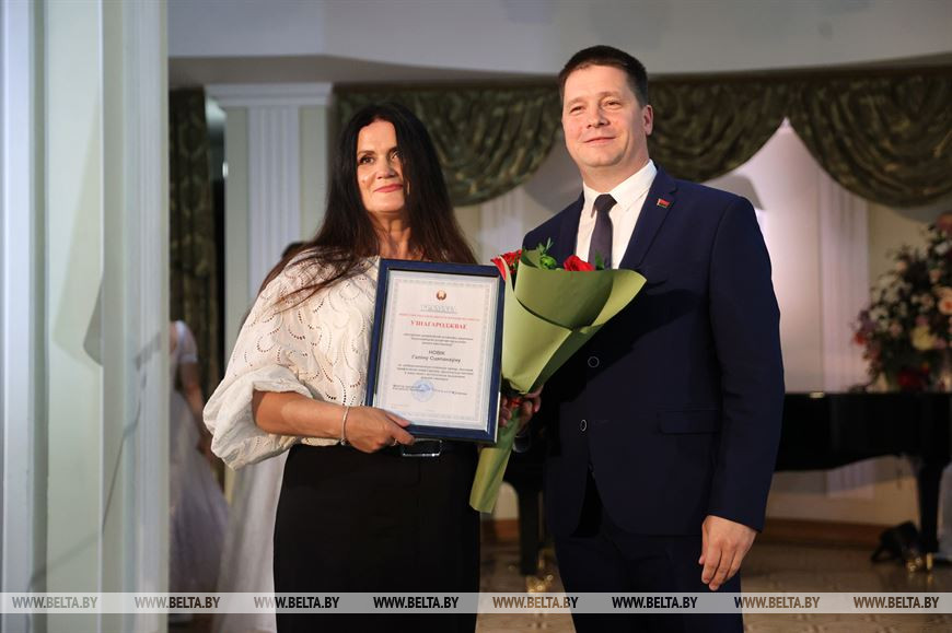 Заместитель министра образования Александр Кадлубай во время награждения Заместитель министра образования Александр Кадлубай во время награждения