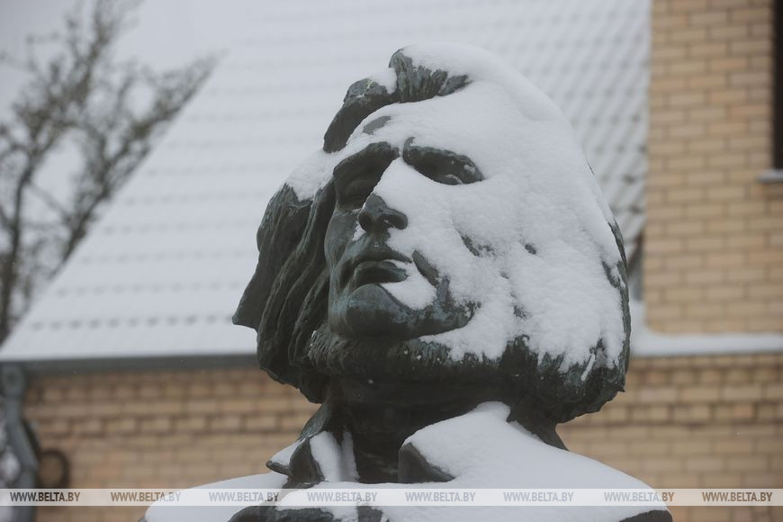 Памятник Адаму Мицкеивчу в Гродно Памятник Адаму Мицкеивчу в Гродно