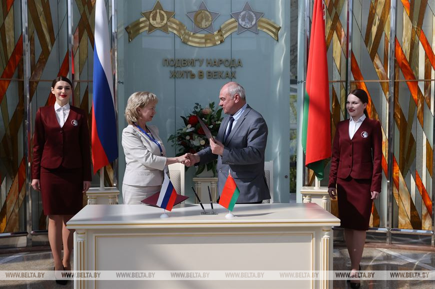 Подписали соглашение о сотрудничестве Наталья Овчарова (Государственный военно-исторический музей-заповедник "Прохоровское поле") и Владимир Воропаев (Белорусский государственный музей истории Великой Отечественной войны) Подписали соглашение о сотрудничестве Наталья Овчарова (Государственный военно-исторический музей-заповедник "Прохоровское поле") и Владимир Воропаев (Белорусский государственный музей истории Великой Отечественной войны)