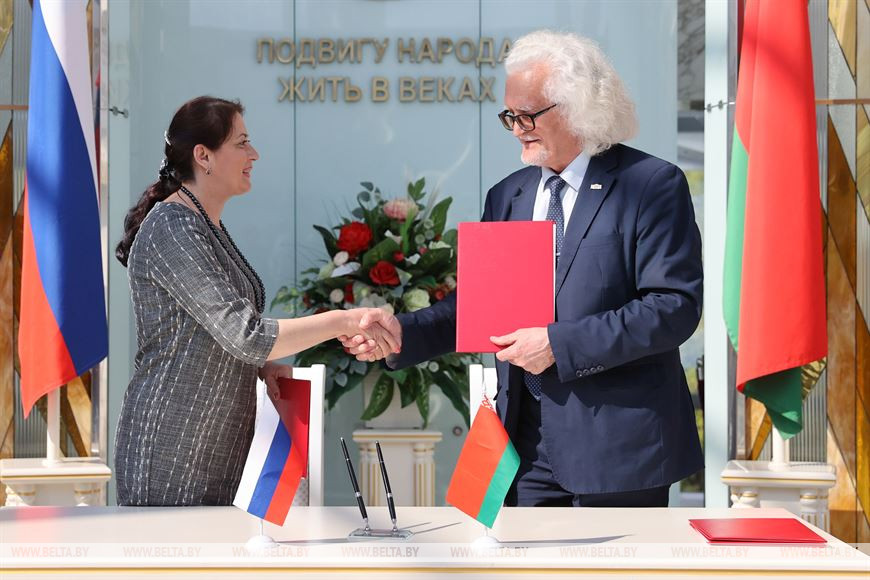 Подписали соглашение о сотрудничестве Светлана Мельникова (Псковский государственный объединенный историко-архитектурный и художественный музей-заповедник) и Владимир Прокопцов (Национальный художественный музей) Подписали соглашение о сотрудничестве Светлана Мельникова (Псковский государственный объединенный историко-архитектурный и художественный музей-заповедник) и Владимир Прокопцов (Национальный художественный музей)