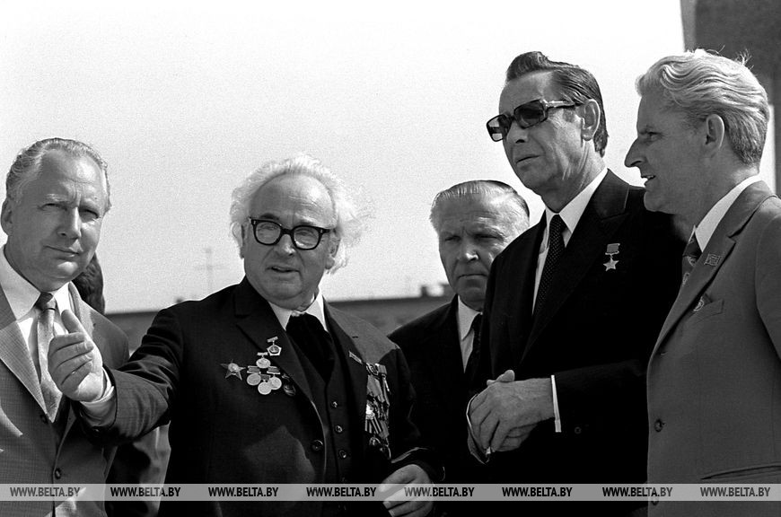 Первый секретарь ЦК КПБ Пётр Миронович Машеров и народный художник Заир Исаакович Азгур (в центре) во время празднования 1000-летия Витебска. Август 1974 года Первый секретарь ЦК КПБ Пётр Миронович Машеров и народный художник Заир Исаакович Азгур (в центре) во время празднования 1000-летия Витебска. Август 1974 года