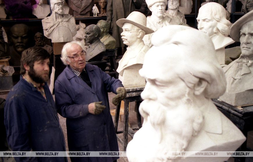 Герой Социалистического Труда, народный художник Беларуси скульптор Заир Исаакович Азгур (справа) в своей мастерской. Июль 1987 Герой Социалистического Труда, народный художник Беларуси скульптор Заир Исаакович Азгур (справа) в своей мастерской. Июль 1987