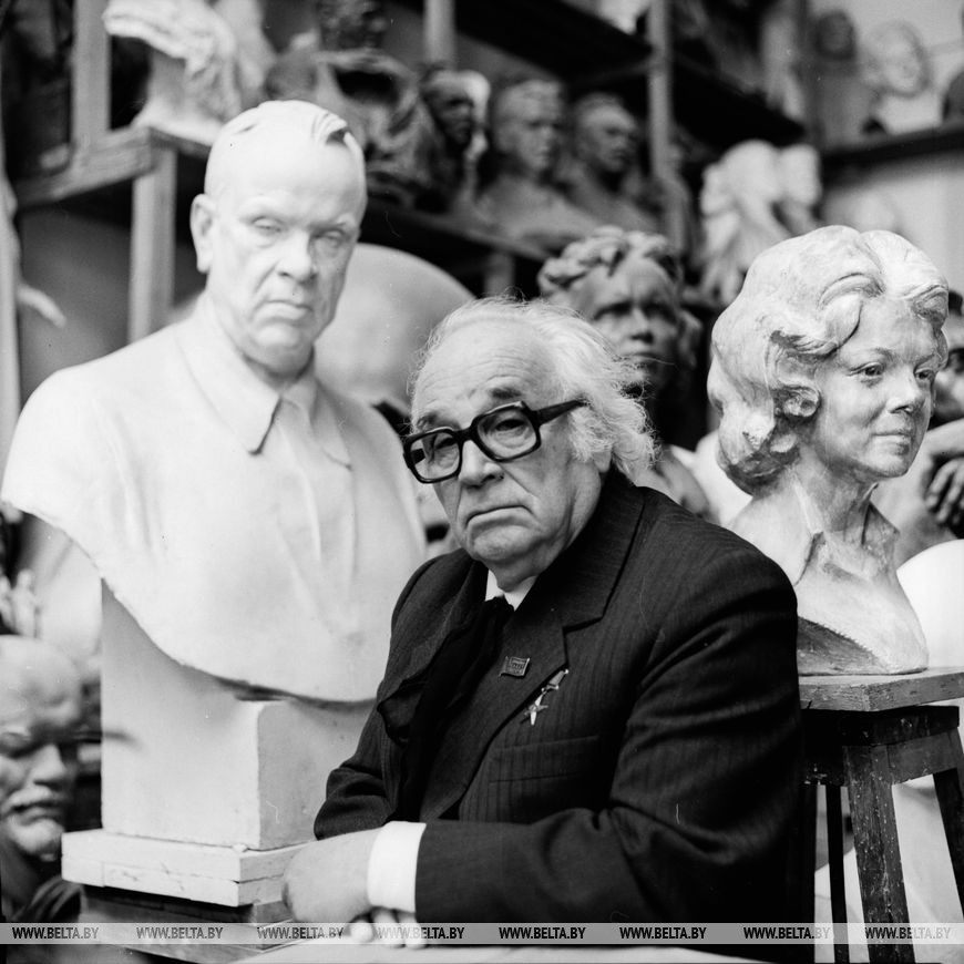 Действительный член Академии художеств СССР, Герой Социалистического Труда скульптор Заир Исаакович Азгур. Май 1984 года Действительный член Академии художеств СССР, Герой Социалистического Труда скульптор Заир Исаакович Азгур. Май 1984 года