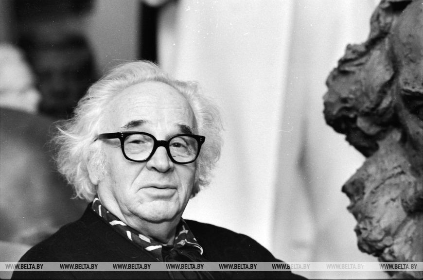 Народный художник СССР, действительный член Академии художеств СССР, депутат Верховного Совета БССР, лауреат Государственной премии СССР, Герой Социалистического Труда скульптор Заир Исаакович Азгур. Декабрь 1977 года Народный художник СССР, действительный член Академии художеств СССР, депутат Верховного Совета БССР, лауреат Государственной премии СССР, Герой Социалистического Труда скульптор Заир Исаакович Азгур. Декабрь 1977 года