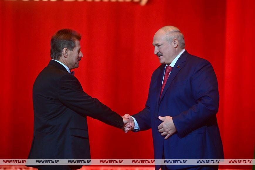Президент Беларуси Александр Лукашенко вручил медаль Франциска Скорины артисту театра кукол - ведущему мастеру сцены Белорусского театра "Лялька" Юрию Франкову. Фото из архива Президент Беларуси Александр Лукашенко вручил медаль Франциска Скорины артисту театра кукол - ведущему мастеру сцены Белорусского театра "Лялька" Юрию Франкову. Фото из архива