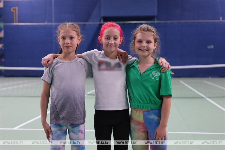 Юные теннисистки Ира Кононова, София Макарова и Аня Войда Юные теннисистки Ира Кононова, София Макарова и Аня Войда