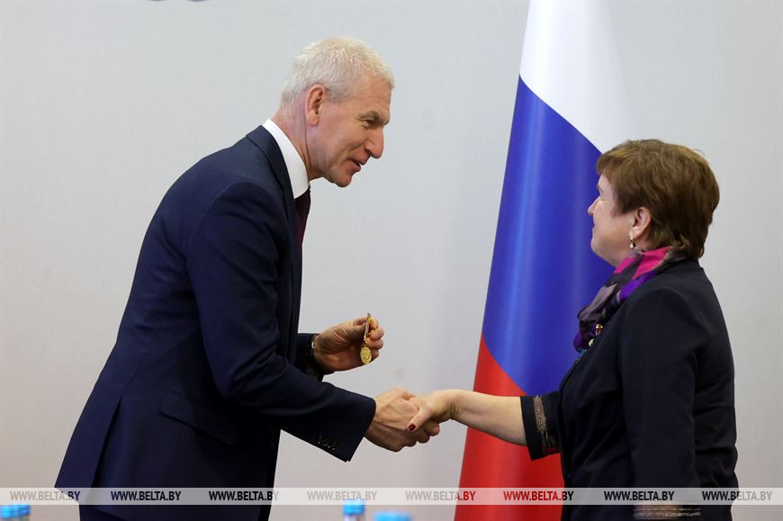 Министр спорта России Олег Матыцин, олимпийская чемпионка по спортивной гимнастке, председатель Белорусского общественного объединения "Ветераны физической культуры и спорта" Антонина Кошель Министр спорта России Олег Матыцин, олимпийская чемпионка по спортивной гимнастке, председатель Белорусского общественного объединения "Ветераны физической культуры и спорта" Антонина Кошель