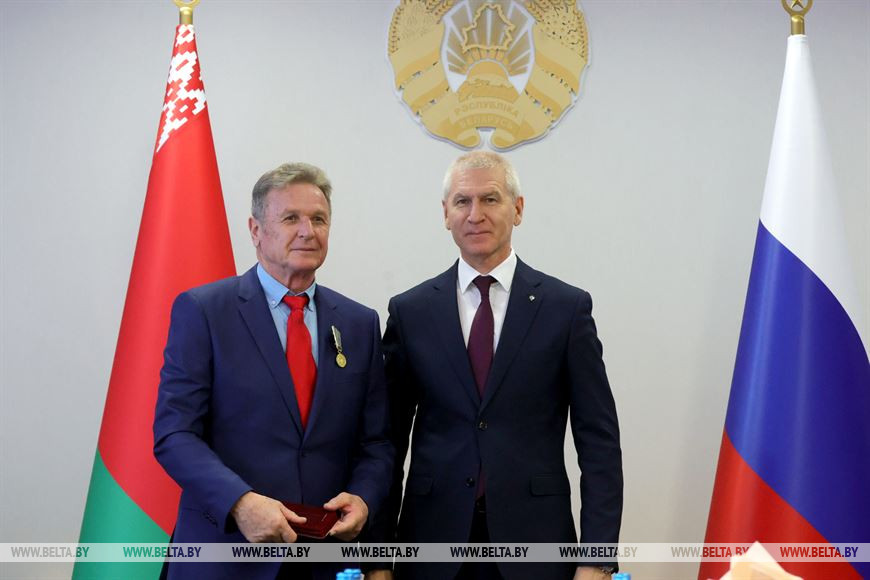 Заслуженный тренер Беларуси по гребле на байдарках и каноэ Владимир Шантарович, министр спорта России Олег Матыцин Заслуженный тренер Беларуси по гребле на байдарках и каноэ Владимир Шантарович, министр спорта России Олег Матыцин