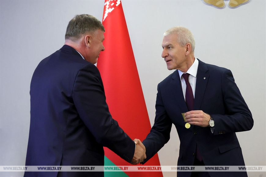 Олимпийский чемпион по гандболу, заместитель председателя Белорусской федерации гандбола Андрей Барбашинский, министр спорта России Олег Матыцин Олимпийский чемпион по гандболу, заместитель председателя Белорусской федерации гандбола Андрей Барбашинский, министр спорта России Олег Матыцин