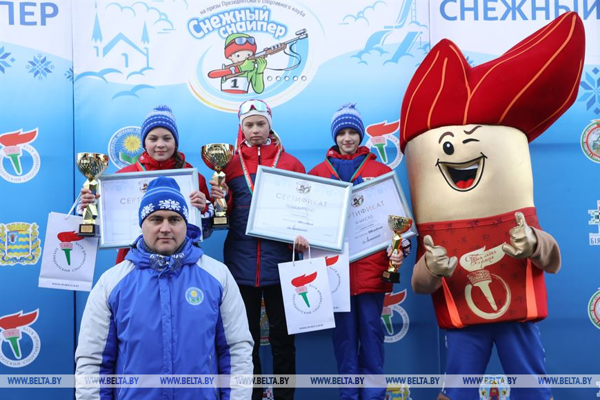 Министр образования Беларуси Андрей Иванец во время награждения