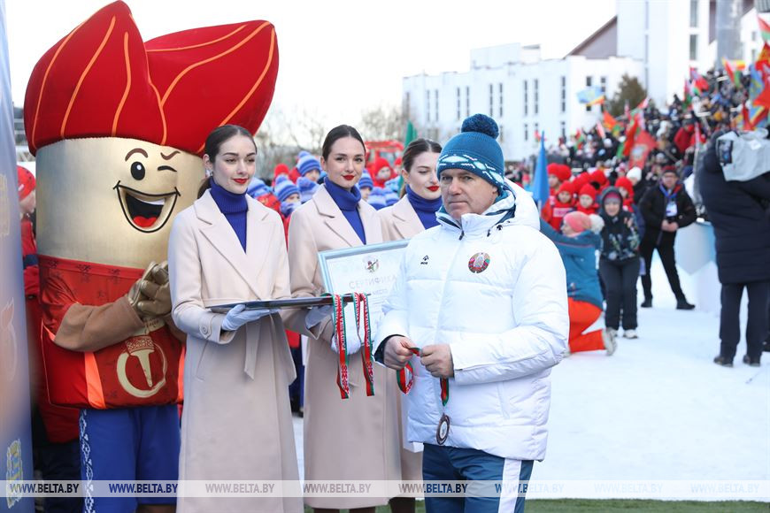 Заместитель премьер-министра Беларуси Игорь Петришенко во время награждения