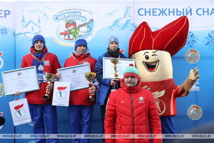 Министр спорта и туризма Беларуси Сергей Ковальчук во время награждения