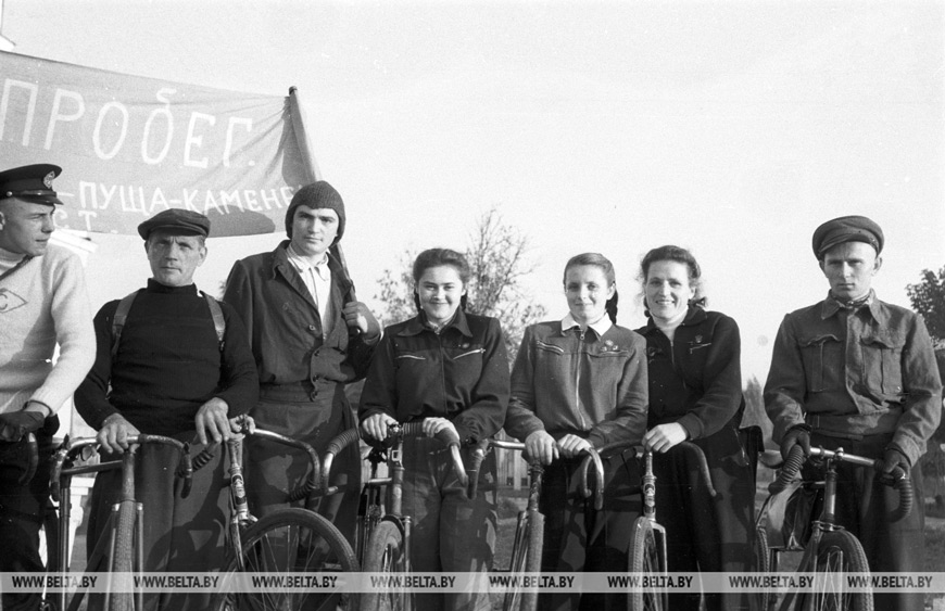 Октябрь 1950 года. Группа участников велопробега Брестской молодежной спортивной школы Октябрь 1950 года. Группа участников велопробега Брестской молодежной спортивной школы