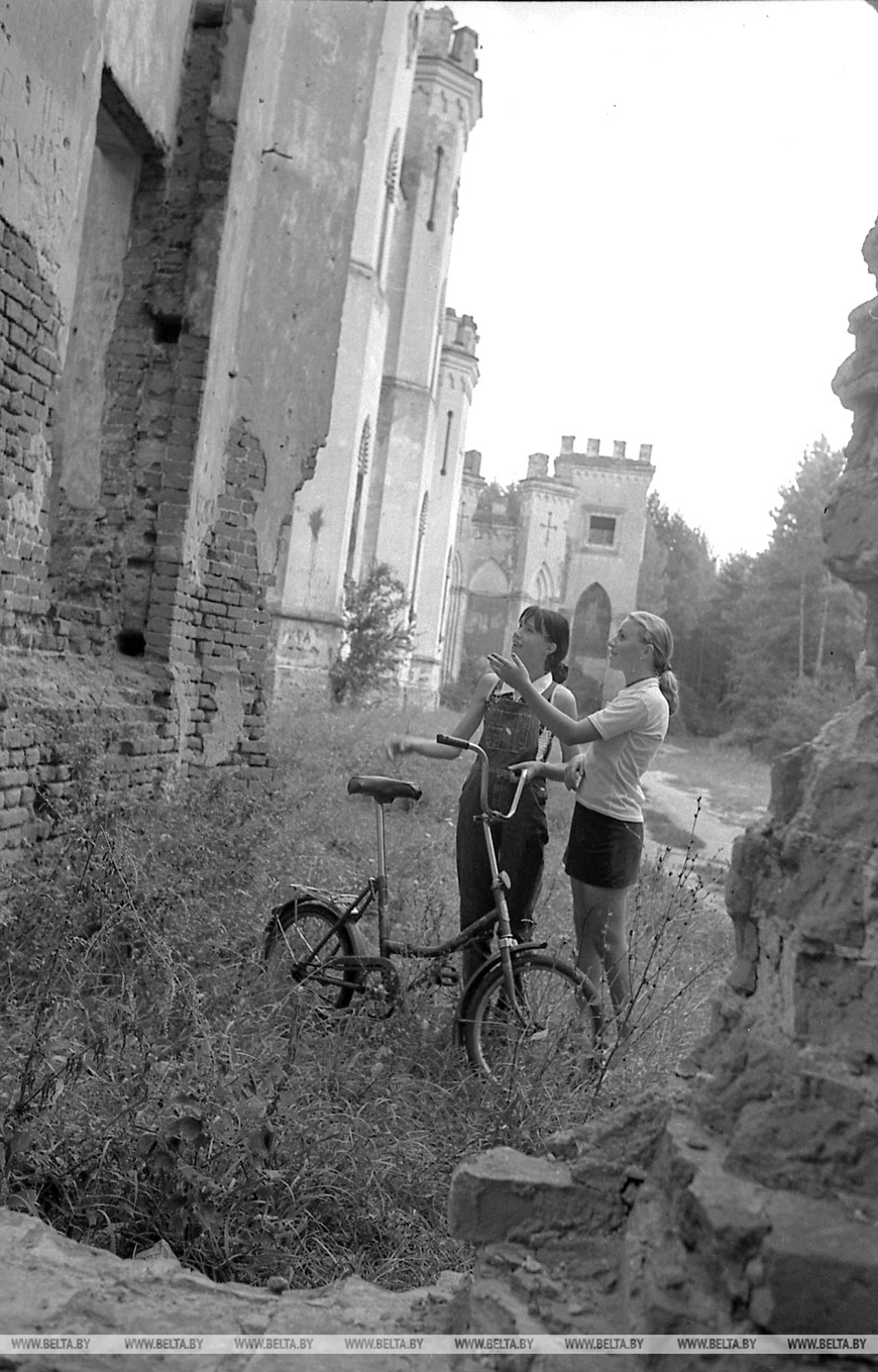 Июнь 2000 года. "Их манят сюда старинные предания", Коссовский замок Июнь 2000 года. "Их манят сюда старинные предания", Коссовский замок