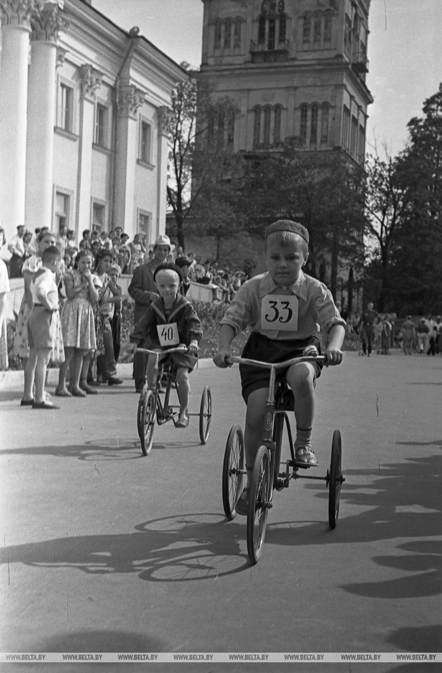Июнь 1960 года. Соревнования юных велосипедистов Гомеля Июнь 1960 года. Соревнования юных велосипедистов Гомеля