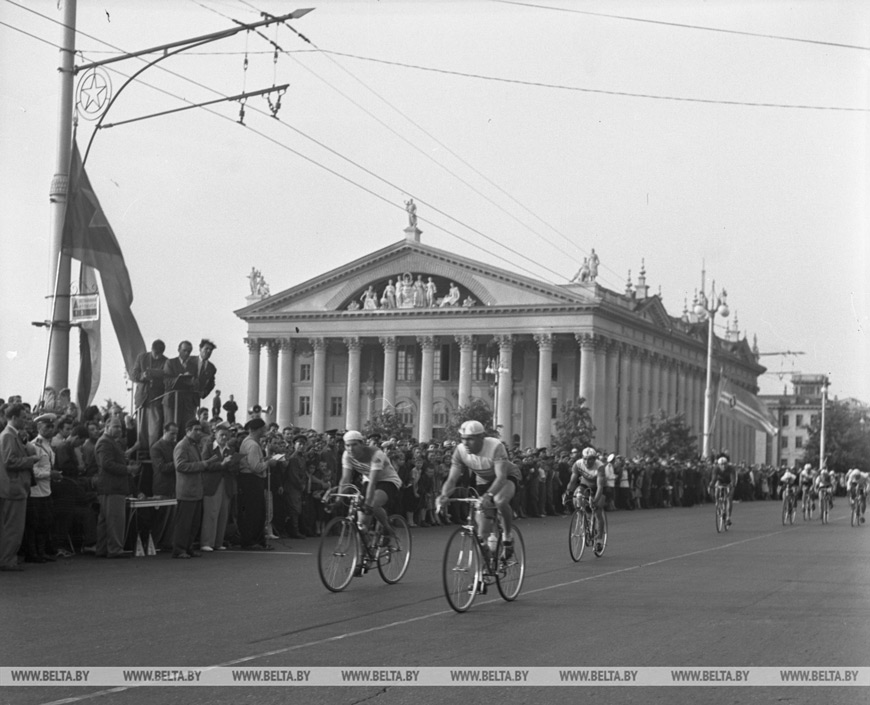 Июнь 1957 года. Участники Всесоюзной многодневной велогонки на центральной площади Минска Июнь 1957 года. Участники Всесоюзной многодневной велогонки на центральной площади Минска
