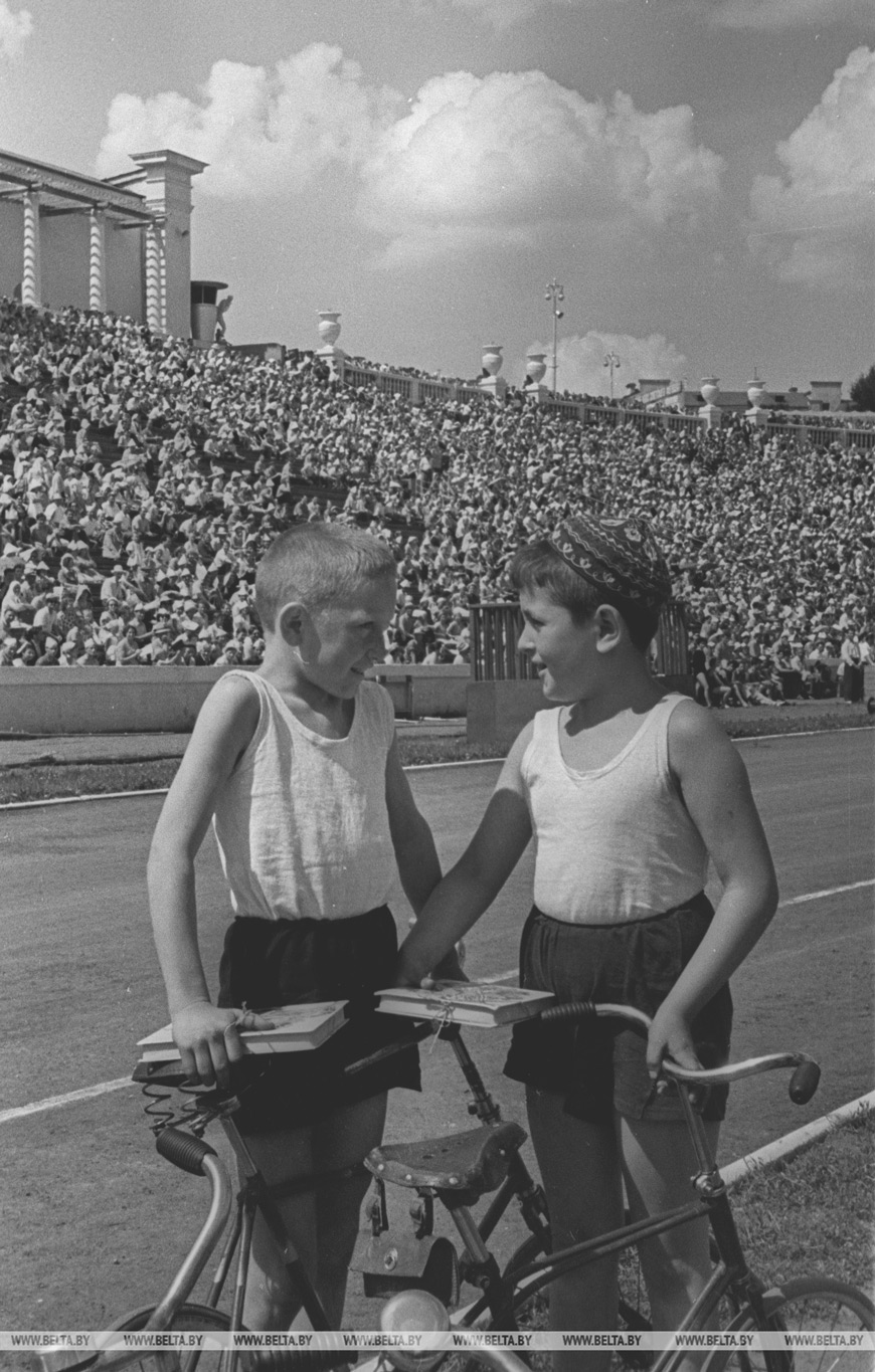 Июнь 1959 года. Юные велосипедисты - победители велогонок в День советской молодежи в Минске Июнь 1959 года. Юные велосипедисты - победители велогонок в День советской молодежи в Минске