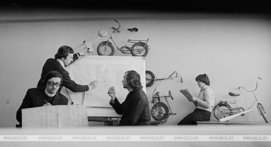 Февраль 1979 года. Двух- и трехколесные велосипеды "Пингвин", "Салют", "Чебурашка" выпускает Гродненский завод автомобильных агрегатов Февраль 1979 года. Двух- и трехколесные велосипеды "Пингвин", "Салют", "Чебурашка" выпускает Гродненский завод автомобильных агрегатов