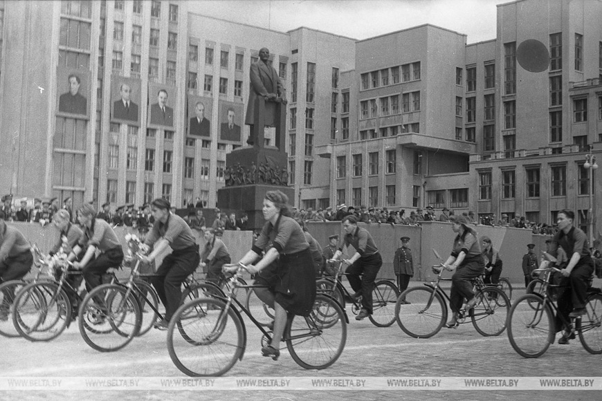 Май 1951 года. Колонна физкультурников-велосипедистов на демонстрации в честь празднования 1 Мая в Минске Май 1951 года. Колонна физкультурников-велосипедистов на демонстрации в честь празднования 1 Мая в Минске