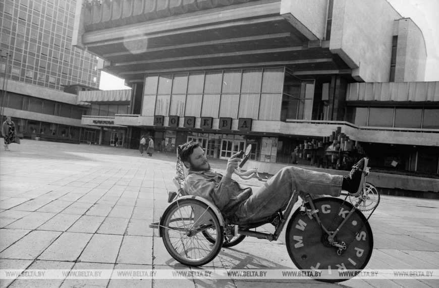 Cентябрь 1989 года. С. Бугайчик создал девять моделей веломобиля. Такая машина помогает путешествовать инвалидам Cентябрь 1989 года. С. Бугайчик создал девять моделей веломобиля. Такая машина помогает путешествовать инвалидам