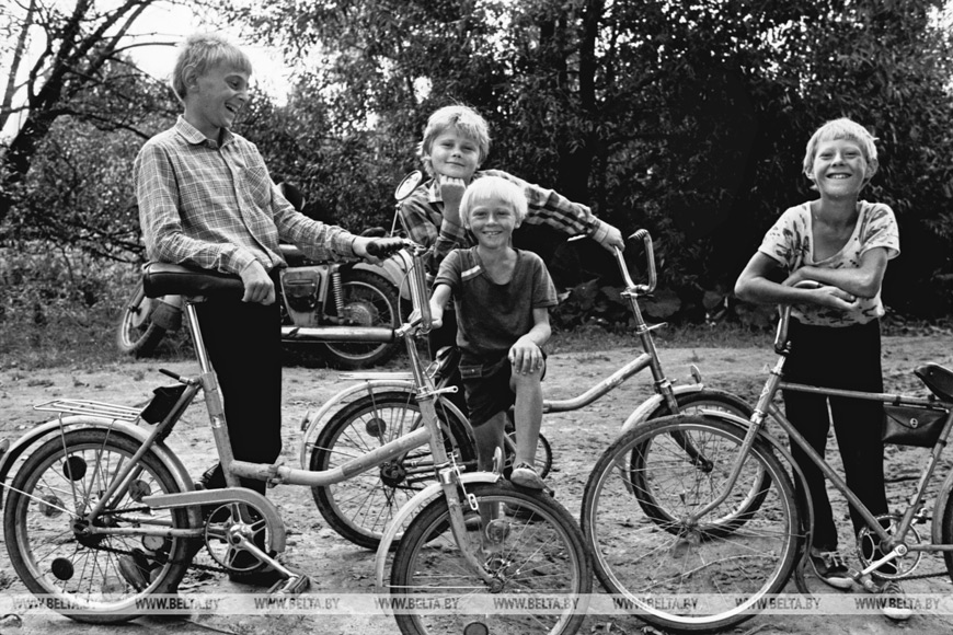 Август 1988 года. "Гонщики" из деревни Мышковичи Кировского района Могилевской области Август 1988 года. "Гонщики" из деревни Мышковичи Кировского района Могилевской области