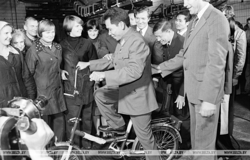 Сентябрь 1979 года. Во время посещения Минского мотовелозавода. На переднем плане член делегации Общества вьетнамо-советской дружбы Герой Вооруженных сил СРВ Хо Вай знакомится с продукцией предприятия Сентябрь 1979 года. Во время посещения Минского мотовелозавода. На переднем плане член делегации Общества вьетнамо-советской дружбы Герой Вооруженных сил СРВ Хо Вай знакомится с продукцией предприятия