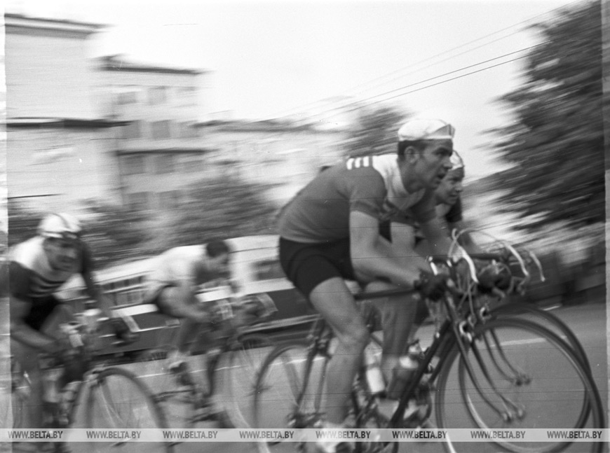 Июнь 1957 года. Участники Всесоюзной многодневной велогонки в Минске Июнь 1957 года. Участники Всесоюзной многодневной велогонки в Минске