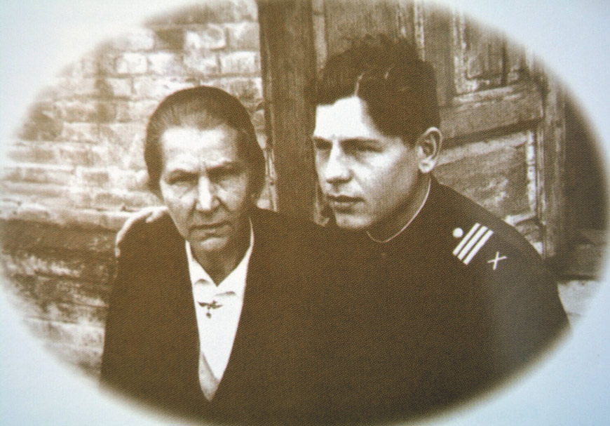 1947 год. С матерью Агафьей Венедиктовной в Витебске после демобилизации 1947 год. С матерью Агафьей Венедиктовной в Витебске после демобилизации