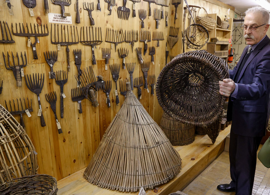 Буч для лоўлі рыбы ў густой траве і ў чароце - самабытны экспанат музея старажытнабеларускай культуры. Буч для лоўлі рыбы ў густой траве і ў чароце - самабытны экспанат музея старажытнабеларускай культуры.