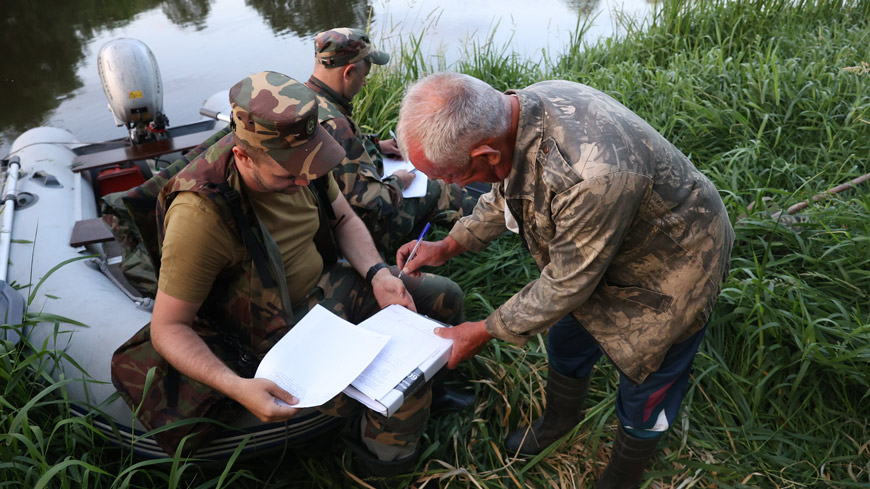Залатая рыбка, няйначай: парушэнне правіл аматарскай рыбалкі - лоўля забароненай прыладай - абышлося ў 25 рублёў. Залатая рыбка, няйначай: парушэнне правіл аматарскай рыбалкі - лоўля забароненай прыладай - абышлося ў 25 рублёў.