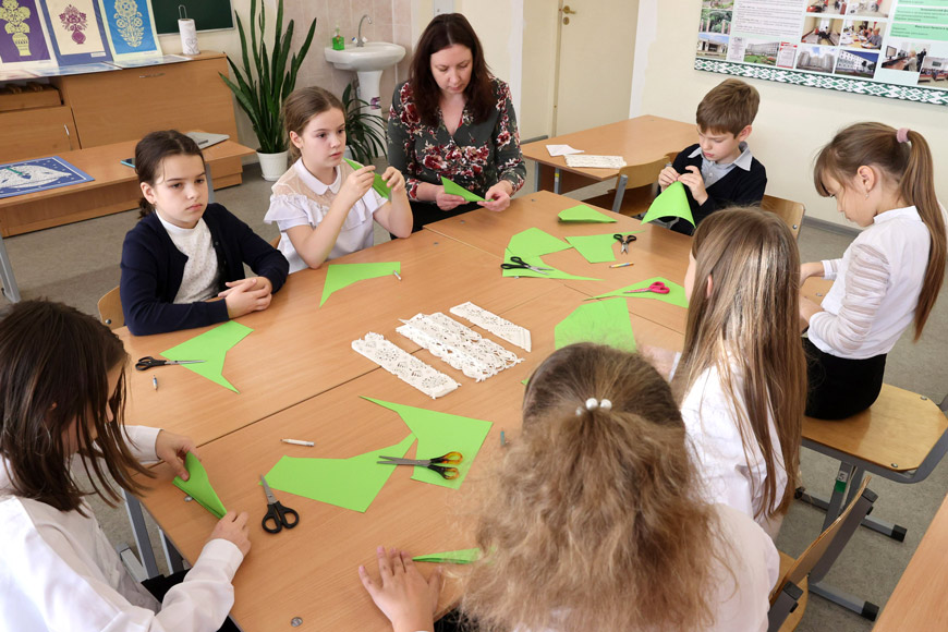З традыцыямі беларускай выцінанкі навучэнцаў дзіцячай школы мастацтваў Крычава знаёміць народны майстар Наталля Бярнадская